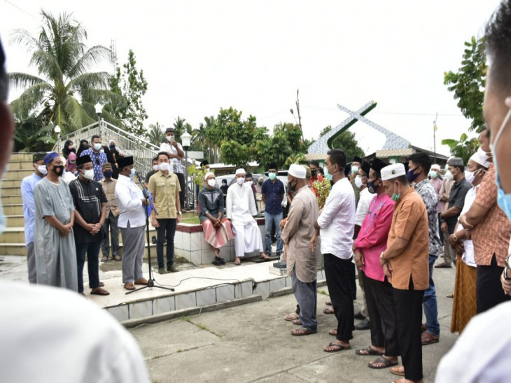 Sekda Lepas Jenazah Herman ASN Kampar Ke Peristirahatan Terakhir.