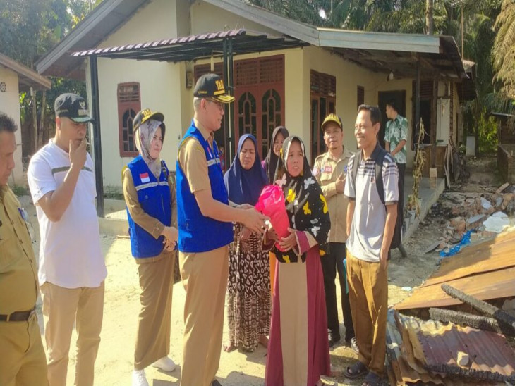 Pemkab Kampar Bantu Korban Puting Beliung dan Kebakaran di Siak Hulu.