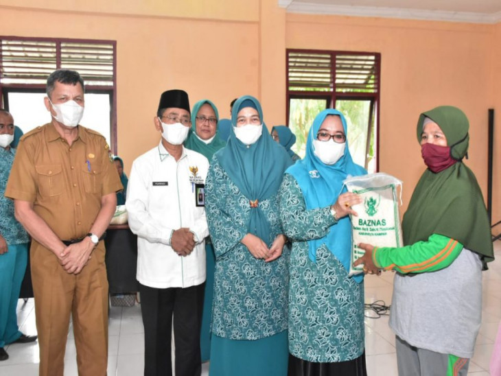Semarakkan Hari Jadi Kampar, Ketua TP PKK Kampar Serahkan Sembako Untuk 90 Orang Petugas Kebersihan.