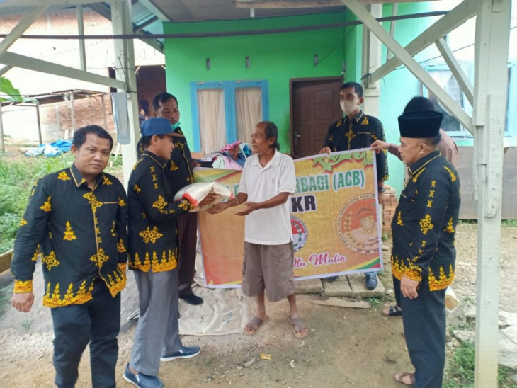 FAMKR Sambut Tahun Baru Dengan Pembagian Sembako.