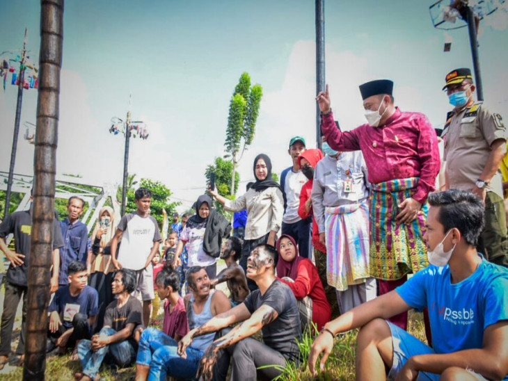 Sediakan 30 Batang Pinang, Bupati Kampar Lepas Peserta Panjat Pinang Hari Jadi Kampar ke 72 Tahun 2022.