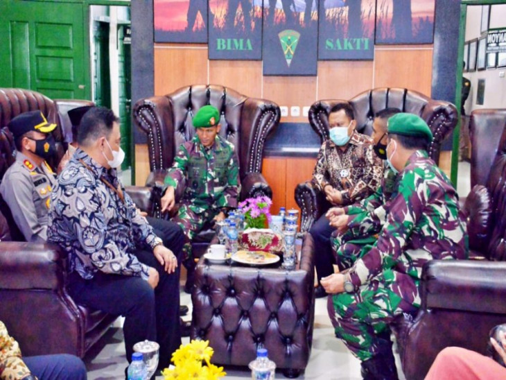 Bersama Danrem 031/WB, Bupati Kampar Hadiri HUT Yonif 132/BS ke-62