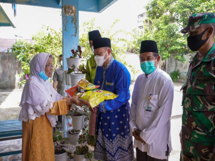 Bupati Kampar Berikan Bantuan Sembako Ke Panti Asuhan Muhammadiyah Kuok Dan Darul Huda Tapung.