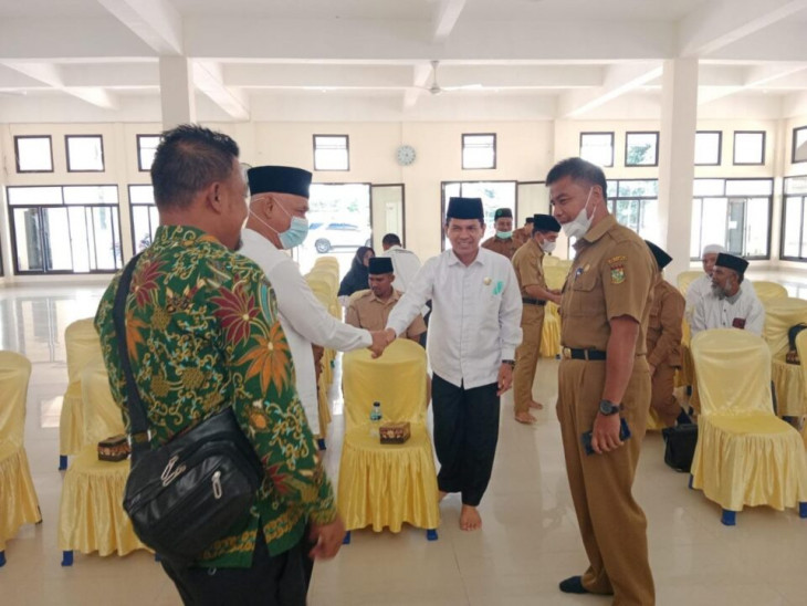 Songsong MTQ Tingkat Provinsi di Rohil, Pemkab Kampar Serahkan Uang operasional dan Pembinaan Kepada qori/qoriah Kabupaten Kampar.