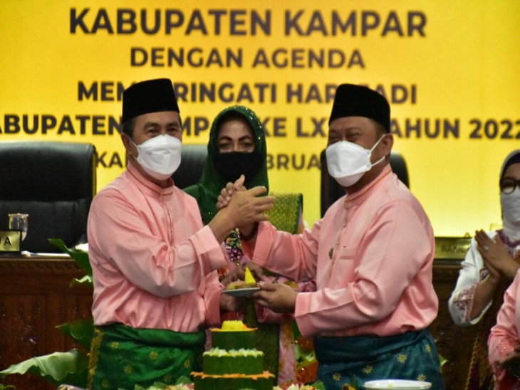 Puncak Hut Kampar Ke-72, Gubernur Riau dan Saleh Djasit Apresiasi Kemajuan Kampar.