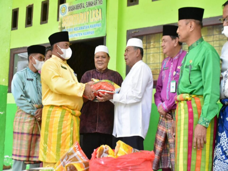 Agar Semua Merasakan Hut Kampar, Pemda Kampar Juga Serahkan Bantuan ke Pondok Pesantren.