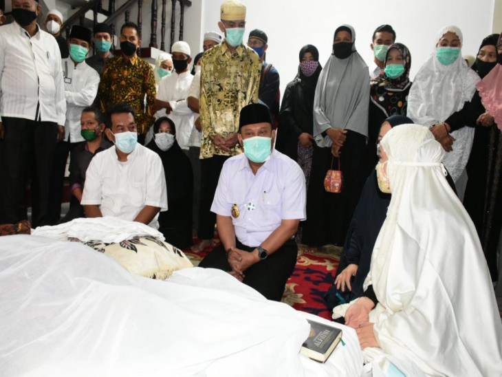 Bupati Kampar Sampaikan Belasungkawa atas Meninggalnya Tokoh Kampar M. Nasir.