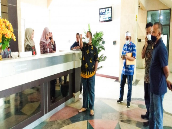 Wujudkan Pelayanan Masyarakat, Sekda Kampar Berikan Wejangan Kepada Petugas Front Office Kantor Bupati Kampar.