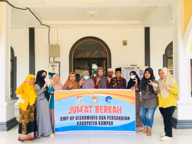 DWP UP Kominfo Berikan Paket Makanan dan Minuman Untuk Jama’ah Masjid Baitussolihin.