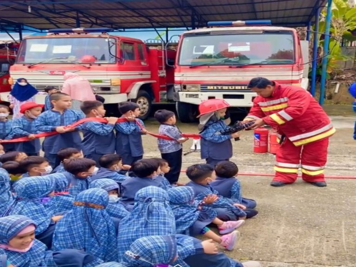 Dinas Pemadam Kebakaran dan Penyelamatan Kab. Kampar menerima kunjungan TK ADZKYAH Kecamatan Bangkinang Kota.