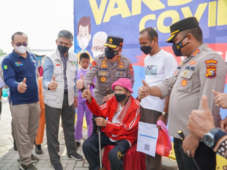 Usia 96 Tahun, Warga Desa Kualu Nenas Ikut Vaksin