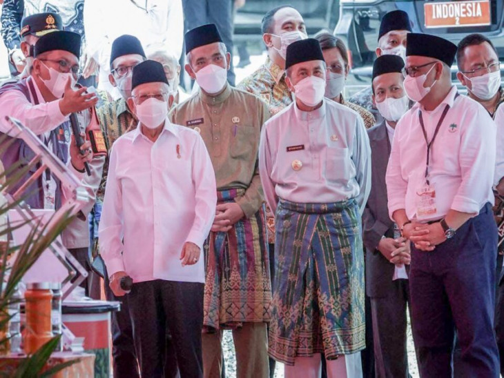 Pj. Bupati Kampar Dampingi Wakil Presiden RI Melakukan Panen Perdana Pembibitan Sawit di Ponpes Teknologi Riau Siak Hulu Kabupaten Kampar