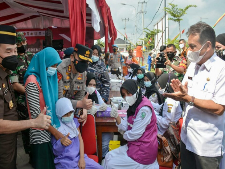 Dampingi Kapolda Riau, Bupati Kampar Ikuti Video Comference Dengan Presiden RI Terkait Vaksinasi Massal Serentak.