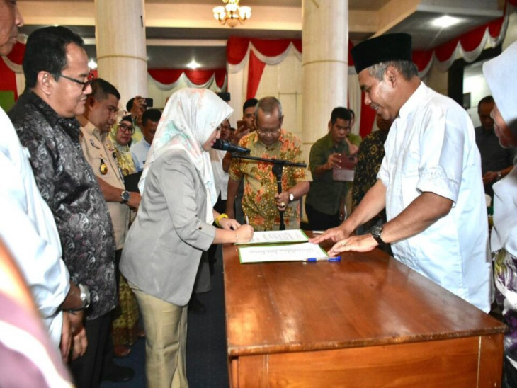 Tingkatkan Produksi Beras menggunakan IPAT-BO, Pj Bupati Kampar Tandatangani Komitmen dengan Camat dan Kepala Desa Se-Kabupten Kampar.
