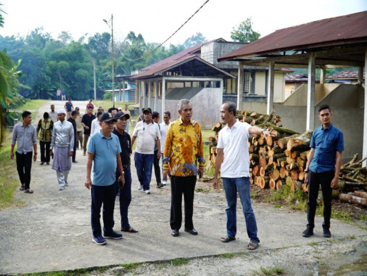 Jelang Kunjungan Investor Malaysia ke Kampar, Pj Bupati Kampar Tinjau Pengolahan Ikan Patin Desa Koto Masjid.