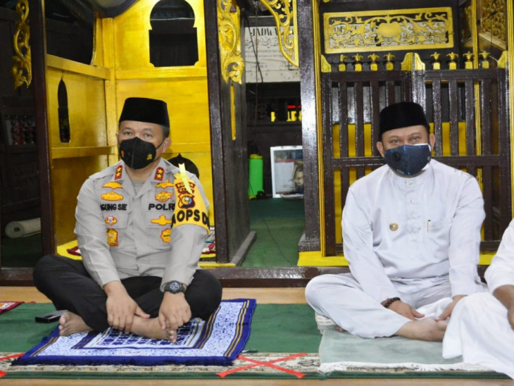 Bupati Kampar Dampingi Kapolda Riau Dalam Rangka Khotmil Qur’an Di Mesjid Jami’ Air Tiris