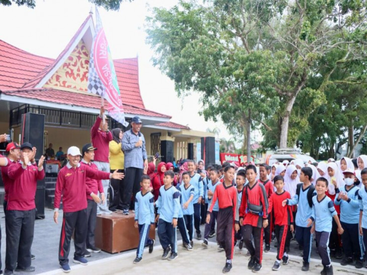 Sampena HGN dan HUT PGRI Ke-77, Pj Bupati Kampar Lepas Peserta Gerak Jalan Santai dan Car Free Day.