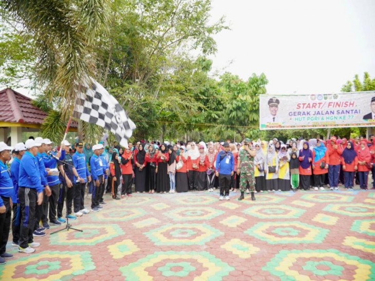 Sediakan Doorprize Menarik, Kamsol Lepas Ribuan Peserta Gerak Jalan Santai Hut PGRI Ke-77 di Tambang.