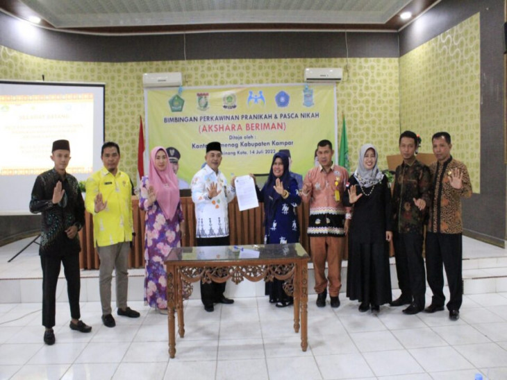 Akshara Beriman, Dispersip Kampar Berikan Pembekalan Bagi Calon Pengantin melalui Penulisan dan Merajut.