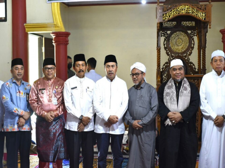 Pj bupati bersama Gubri menghadiri Peresmian pembukaan sholat Jum’at pertama di mesjid Al-Fajri Lingkungan III kelurahan Batu Bersurat