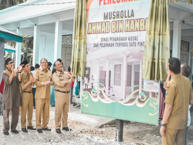 Sempena Resmikan Musholla Ahmad Bin Hanbal Dinas DPM – PTSP Kampar, Sekda Kampar Serahkan Santunan Untuk Anak Yatim.