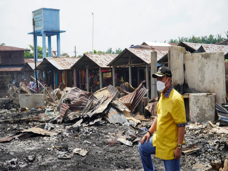 Bupati Kampar Serahkan Bantuan Kepada Korban Kebakaran Pasar Kamis SP.1 Tapung Hilir 