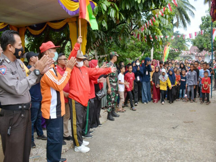 Sekda Kampar lepas gerak jalan santai dalam rangka memeriahkan Hut RI ke-77 di Desa Tanjung Rambutan Kecamatan Kampar