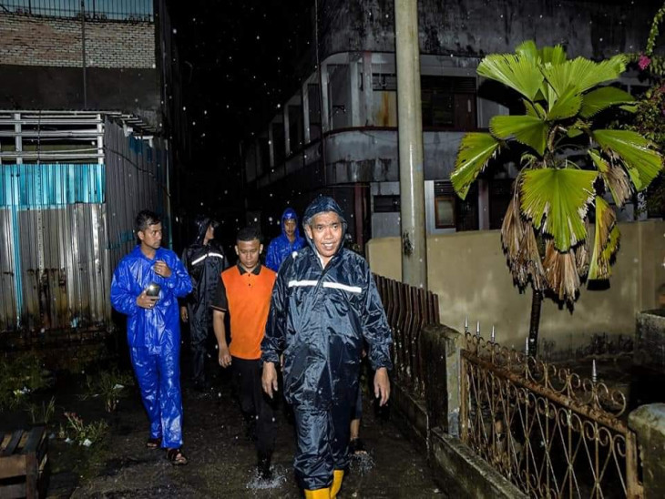 Hujan Deras, Pj. Bupati Tinjau Beberapa Aliran Drainase Saat Hujan di Bangkinang Kota.