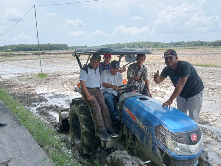 Percepatan Produksi Beras Kampar, Kamsol Tinjau Irigasi dan Coba Gunakan Traktor Mesin.