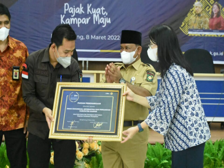 Kadis Kominfo Kampar Terima Penghargaan Kategori Wajib Pajak Intansi Pemerintah.