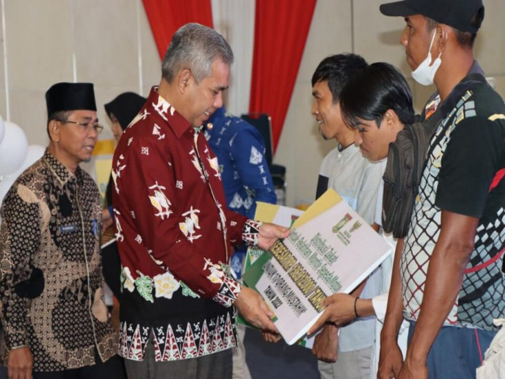 Pj Bupati Kampar Serahkan Zakat Baznas Kepada Ribuan Mustahik.