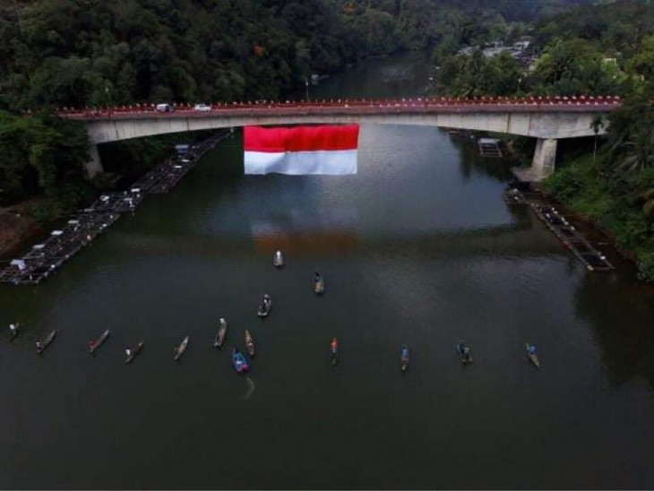 Bentang Bendera Merah Putih sepanjang 19x 45 Meter di Jembatan Rantau Berangin, Pemuda Merangin Juga Gelar lomba Pacu Sampan Nelayan.