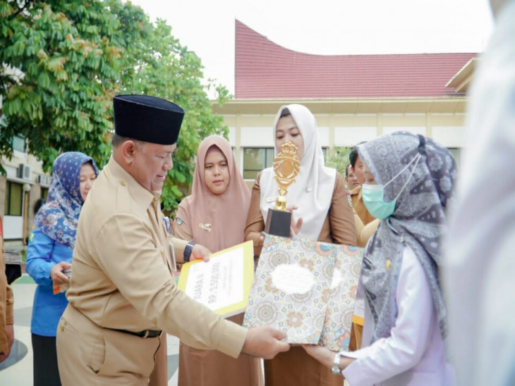 Puncak peringatan Hari Kesehatan Nasional Ke-58 digelar Apel Gabungan, Sekda Kampar serahkan berbagai hadiah dan Tandatangani MoU.