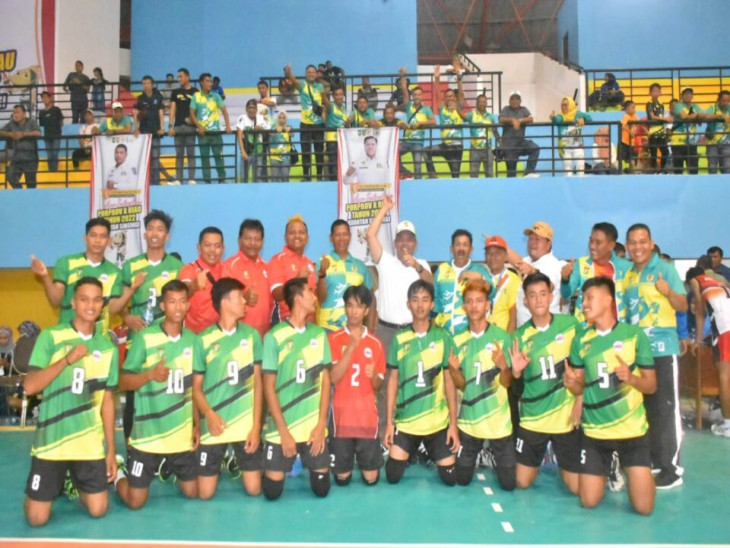 Disaksikan Langsung Pj Bupati Kampar, Tim Bola Voly Indor Putra Kampar Libas Kota Dumai Tiga Set Langsung.