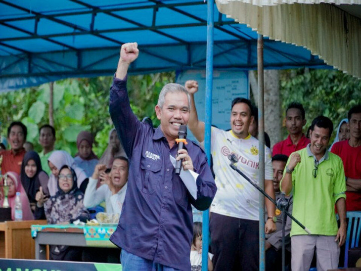 Serahkan Uang Pembinaan dan Piala, Pj. Bupati Kampar Resmi Tutup Turnament Bola Kaki Panglima Khatib Desa Simpang Kubu.