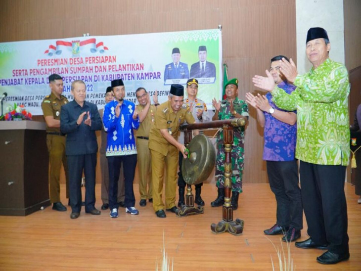 Pj Bupati Kampar Resmikan 9 Desa Persiapan dan Lantik 9 Penjabat Kepala Desa.