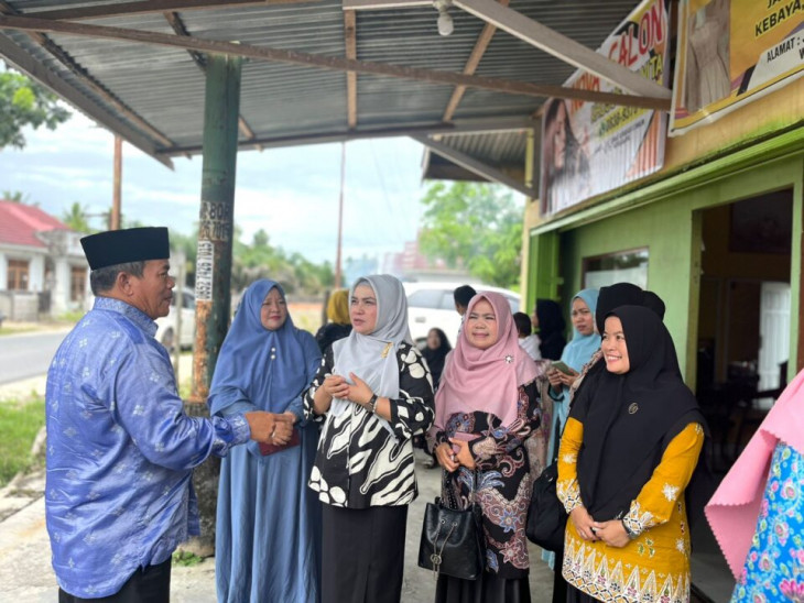 Usai Peresmian KUB, Ketua Dekranasda Kampar meninjau Usaha Jahit Nova Tuna Rungu di Desa Salo Timur