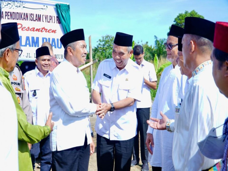Bersama Gubernur Riau, Pj Bupati Kampar Letakkan Batu Pertama Pembangunan Ponpes Ma’had Islam Riau YLPI Riau.