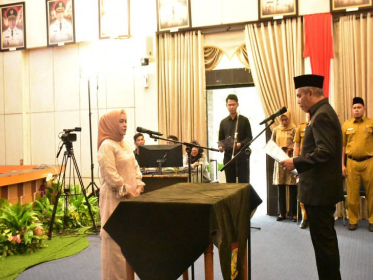 Pj Bupati Kampar Lantik Deswita Sebagai Bunda Paud Kampar Periode 2022 – 2027.
