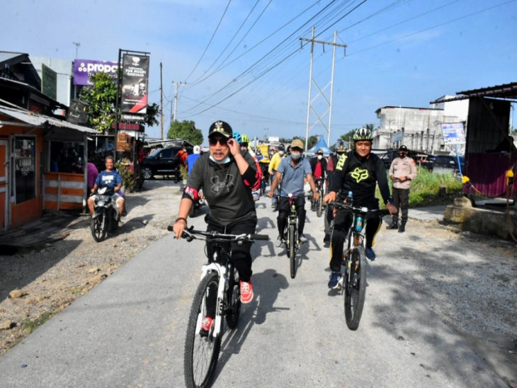 Bupati Kampar Gunakan Sepeda Menuju Lokasi Panen Jagung