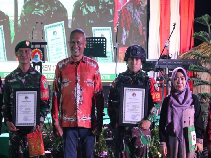Satgas Pamtas Yonif 132/BS Menerima Penghargaan Dari Danrem 172/PWY.