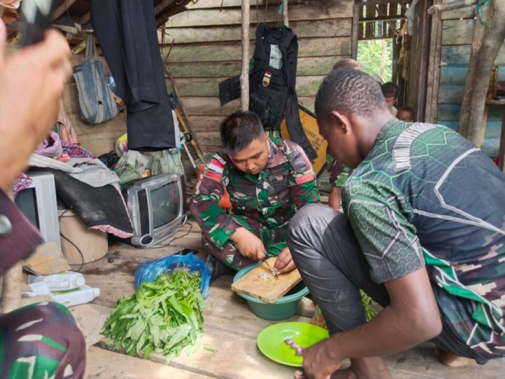 Kembali Bantu Masyrakat, Satgas Pamtas Yonif 132/BS Masuk Dapur Warga Kp.Yowong.