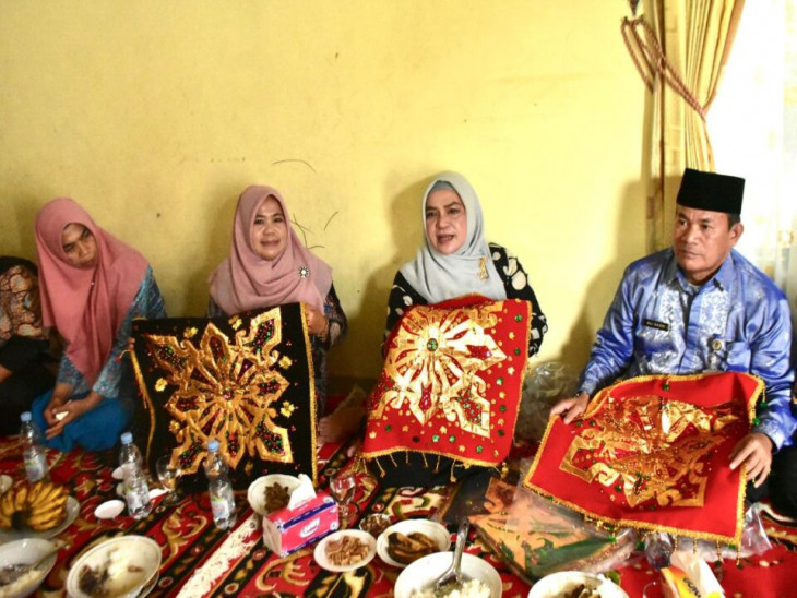 Resmikan KUB dan Pelatihan Tutup Dulang, Deswita: Kami Selalu Mendorong Bangkitnya Industri Rumah Tangga. 