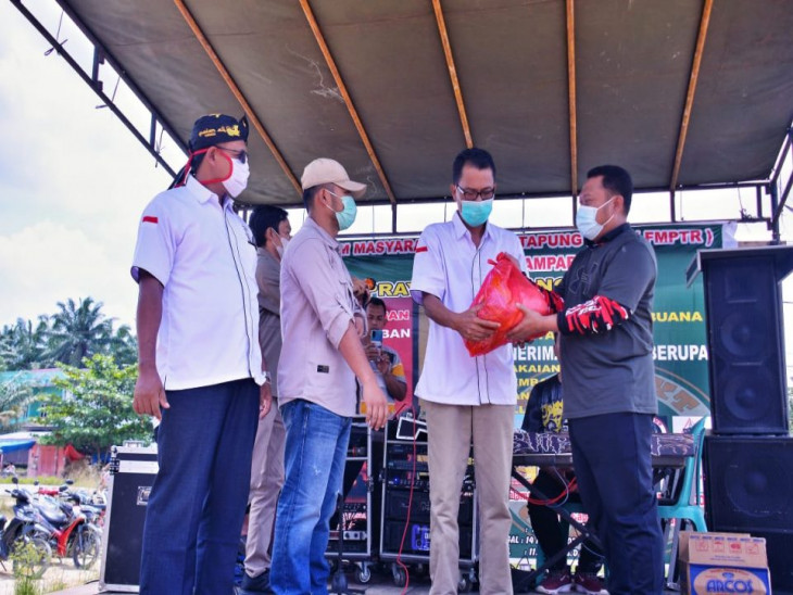 Penggalangan Dana bersama FMPTR, Bupati Kampar serahkan 100 paket Sembako