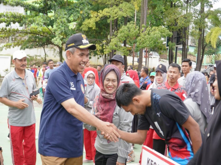 Peringatan HUT PGRI ke-77 dan HGN 2022, Pj Bupati BuKa Turnament Bola Voly antar Cabang PGRI se-Kabupaten Kampar