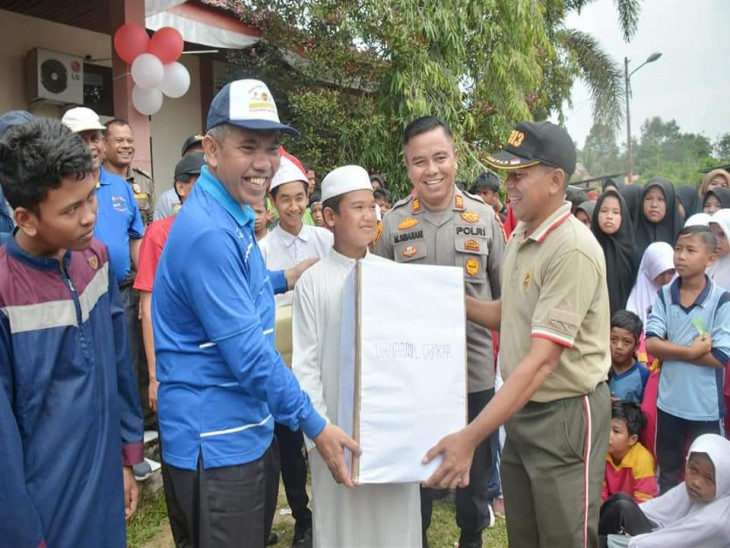 Pj. Bupati Lepas Gerak Jalan Santai Memeriahkan HUT RI ke-77 Kecamatan Rumbio Jaya.