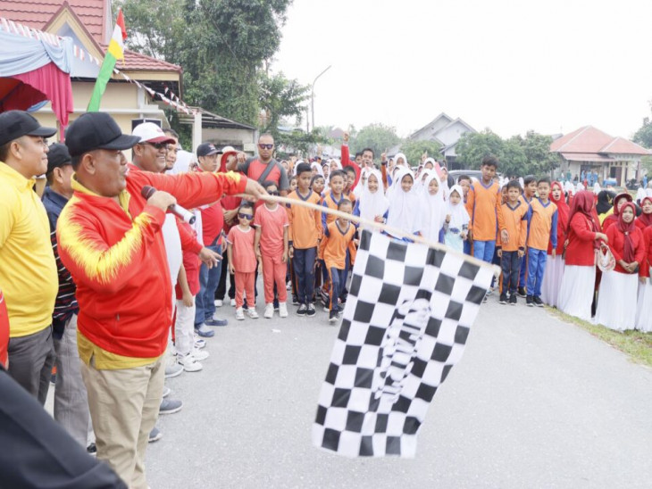Meriahkan HUT RI Ke-77, Sekda Kampar Lepas Gerak Jalan Santai di Kecamatan Kampa