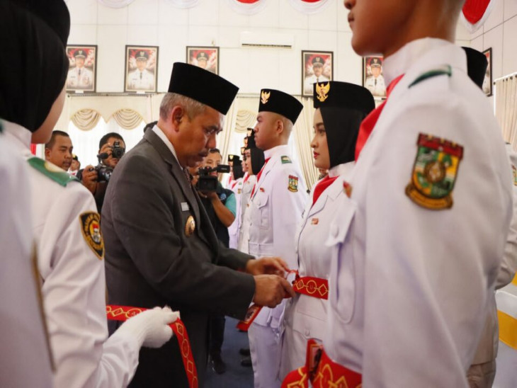 Pj Bupati Kampar Dr. H. Kamsol, MM Kukuhkan Paskibraka Kampar tahun 2022.