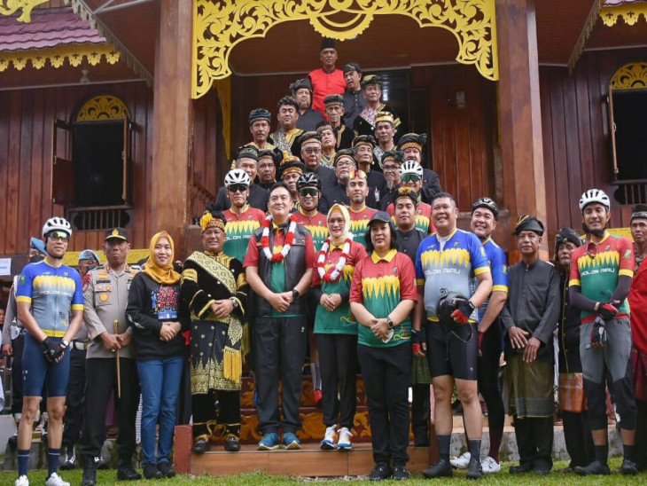 Tour De Muara Takus, Kapolda Riau Serahkan Sembako Ke Masyarakat