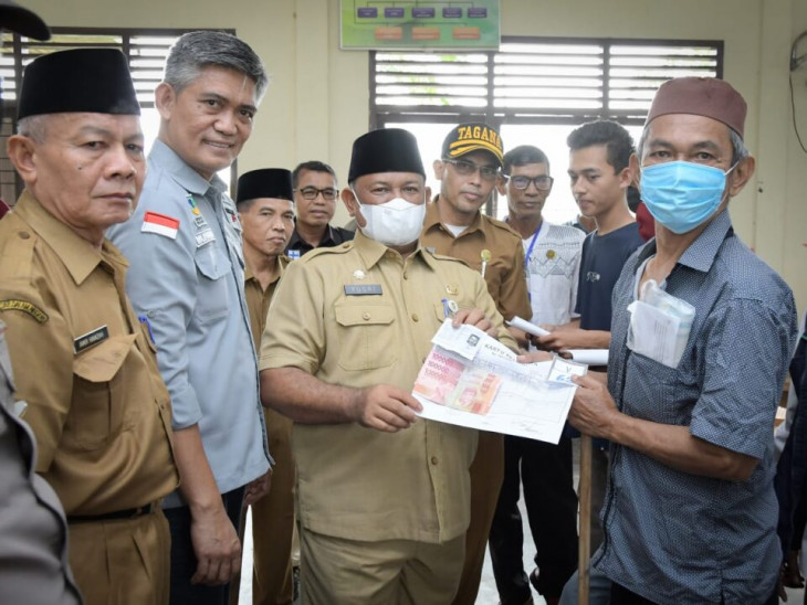 Sekda Kampar Serahkan Langsung BLT Dampak Kenaikan BBMBagi Disabilitas.